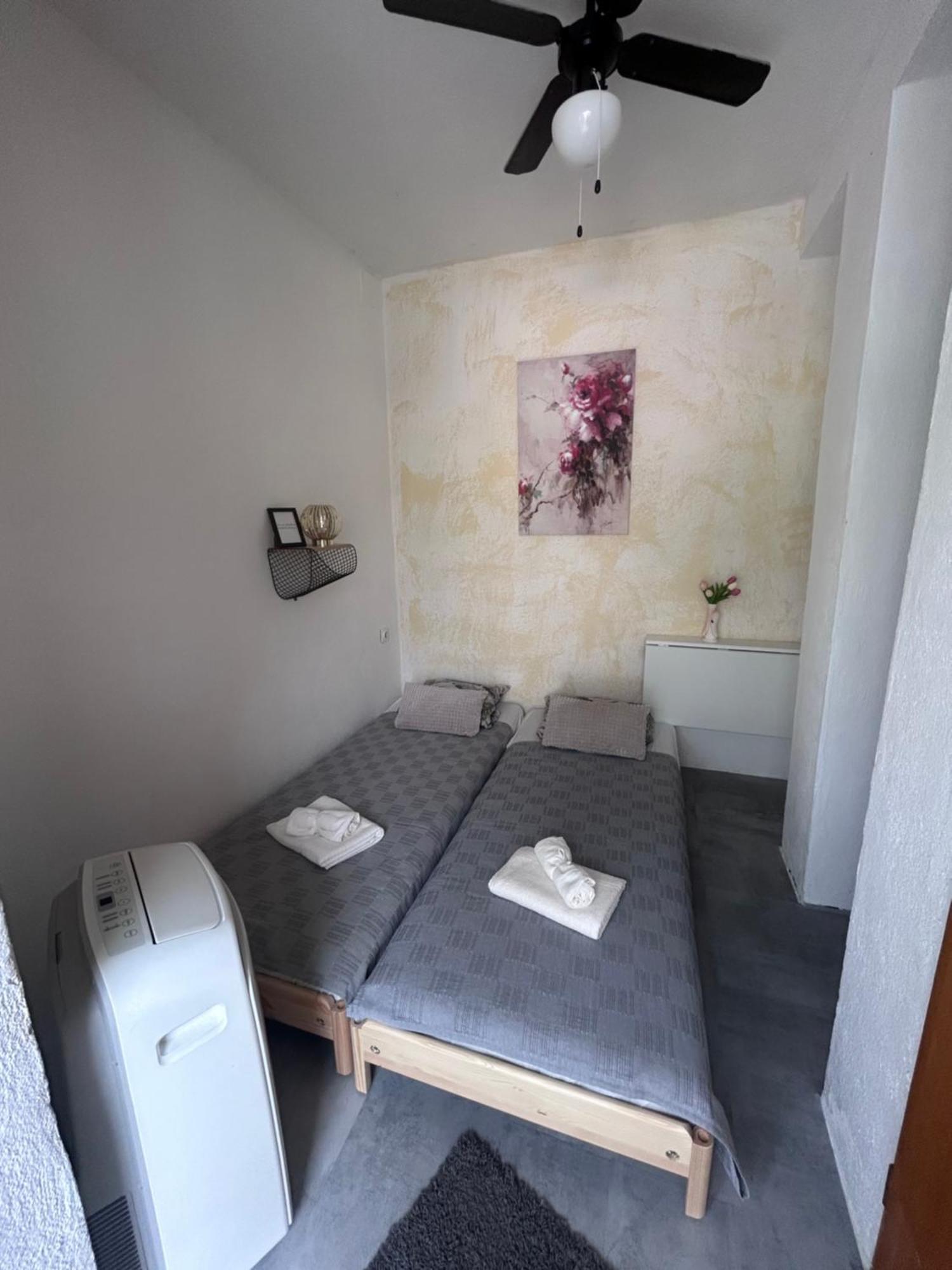 Hotel Soba Za Odmor P&E Kaštel Štafilić Exterior foto
